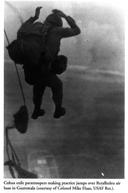 saltando en paracaidas en la Base Rayo